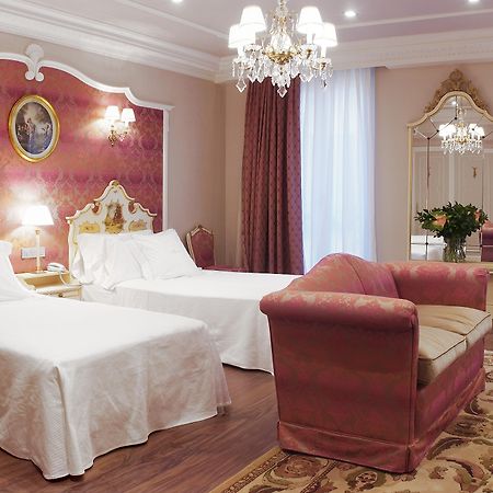 Gran Hotel La Perla Pamplona Pokoj fotografie A room at the hotel