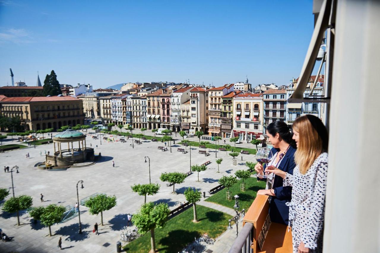 Gran Hotel La Perla Pamplona Exteriér fotografie View of the central square of the city