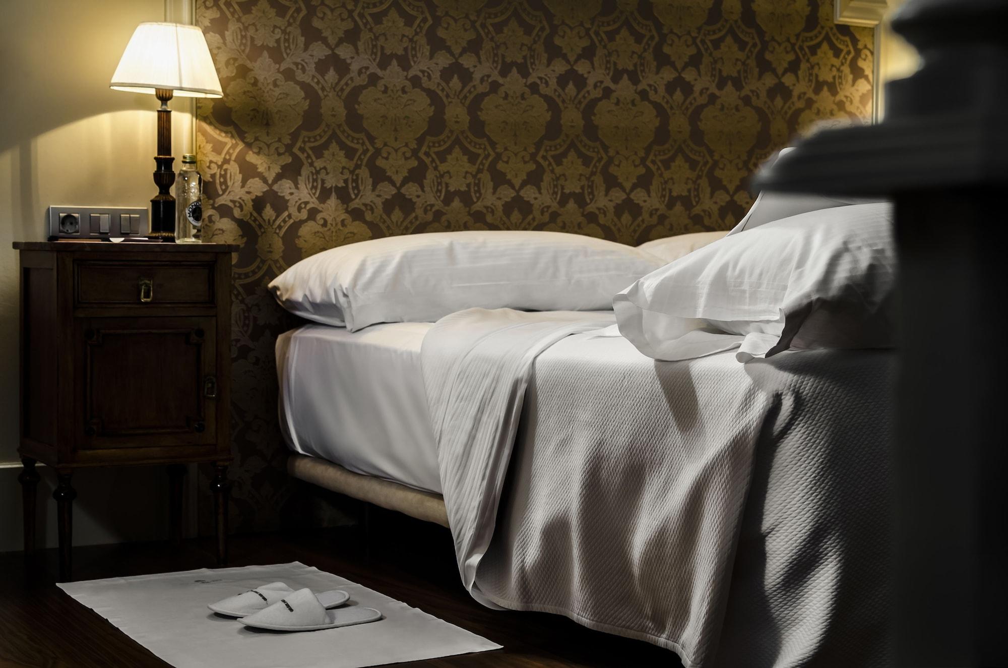 Gran Hotel La Perla Pamplona Exteriér fotografie A bed with a silk sheet