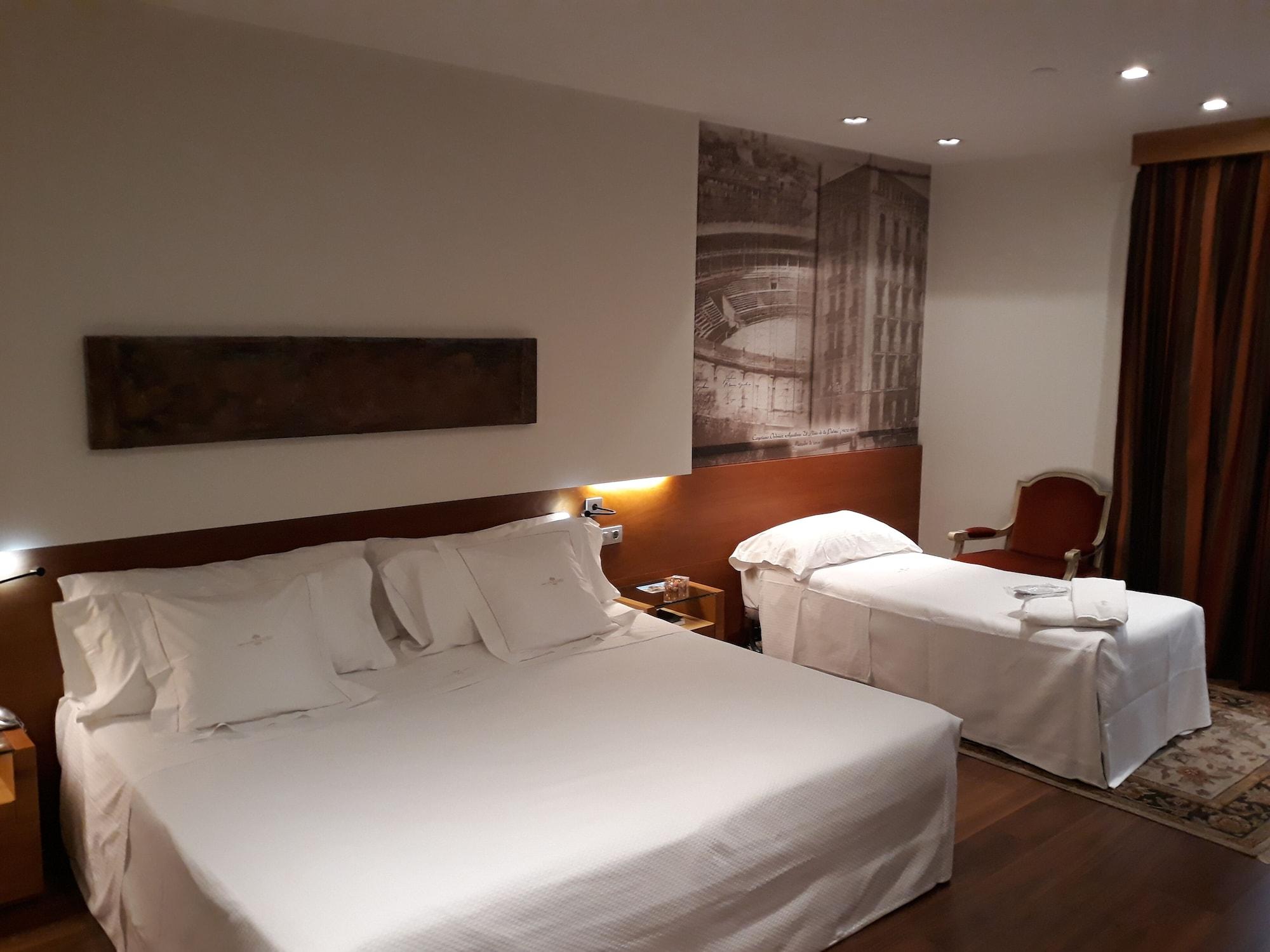 Gran Hotel La Perla Pamplona Exteriér fotografie A room at the hotel
