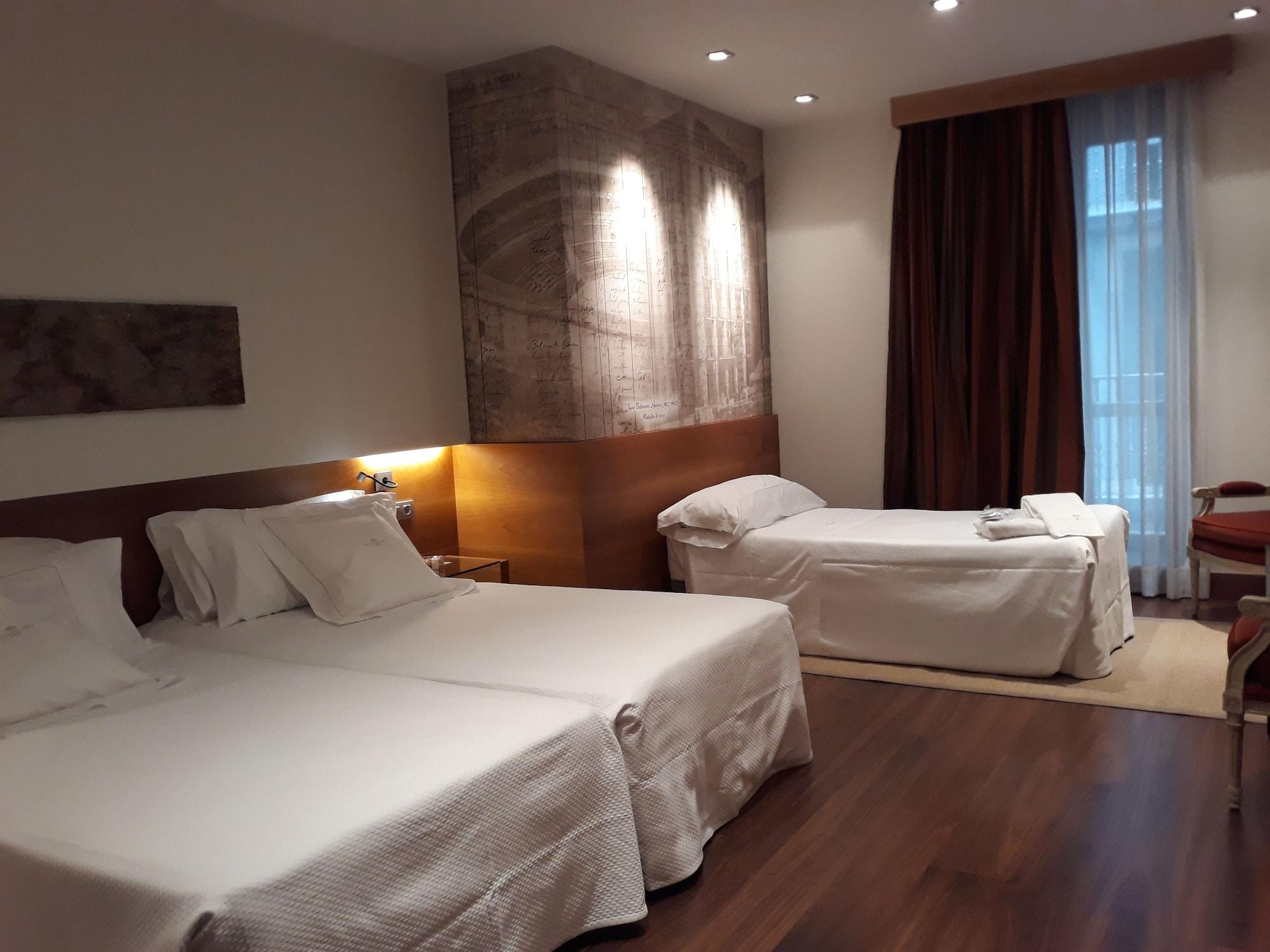 Gran Hotel La Perla Pamplona Exteriér fotografie A room at the hotel