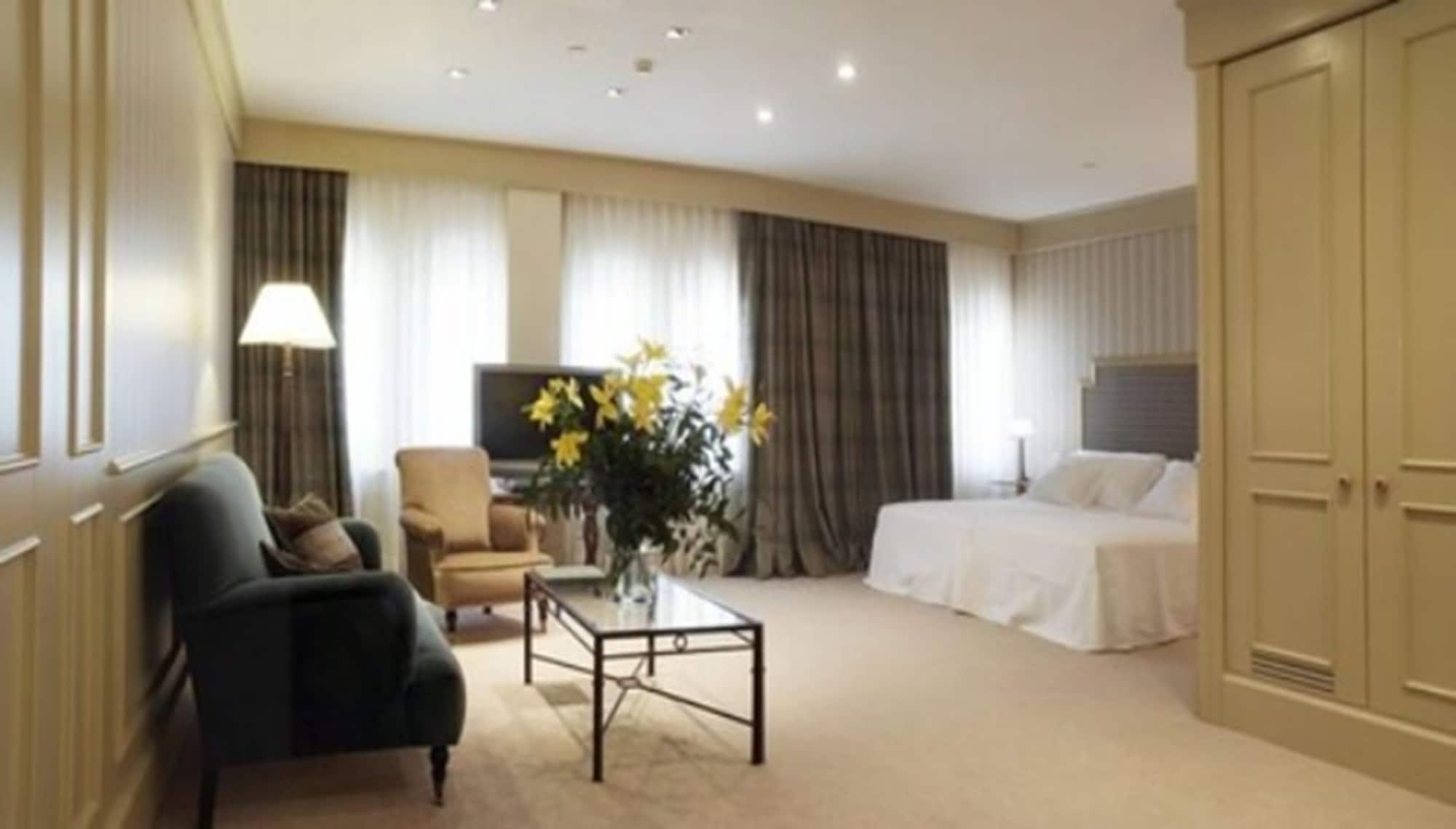 Gran Hotel La Perla Pamplona Exteriér fotografie A room at the hotel