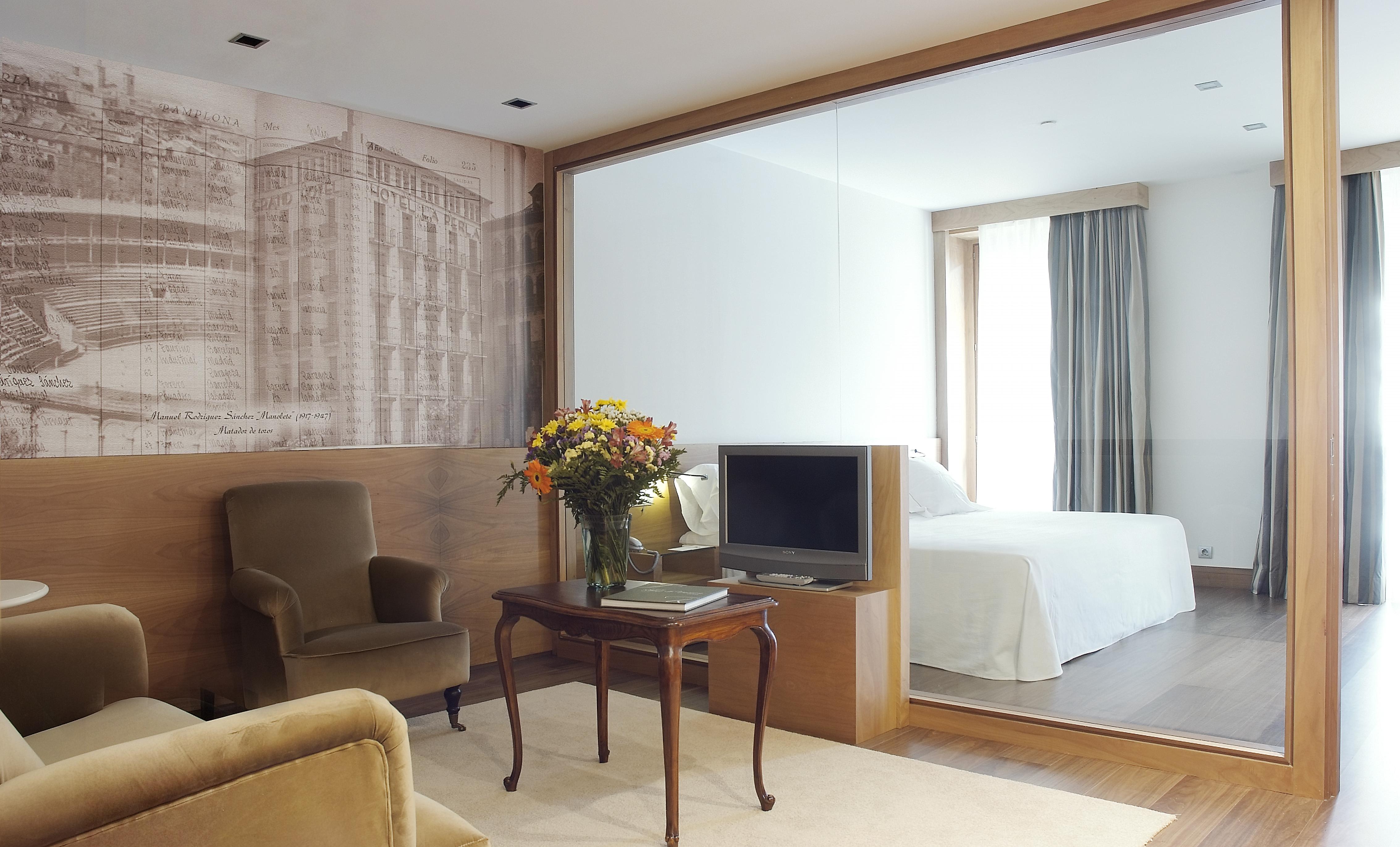 Gran Hotel La Perla Pamplona Exteriér fotografie A room at the hotel