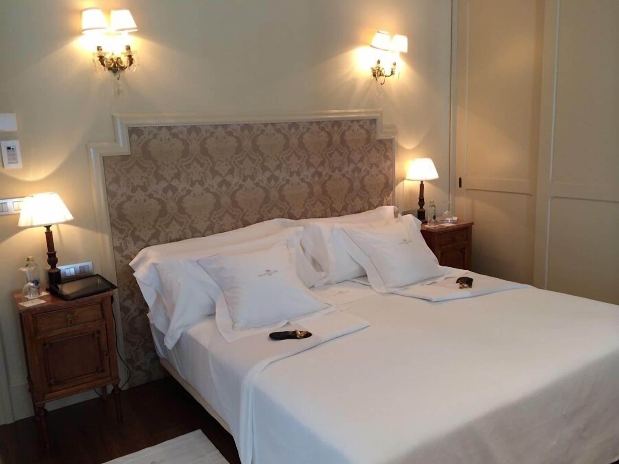 Gran Hotel La Perla Pamplona Exteriér fotografie A bedroom at the hotel