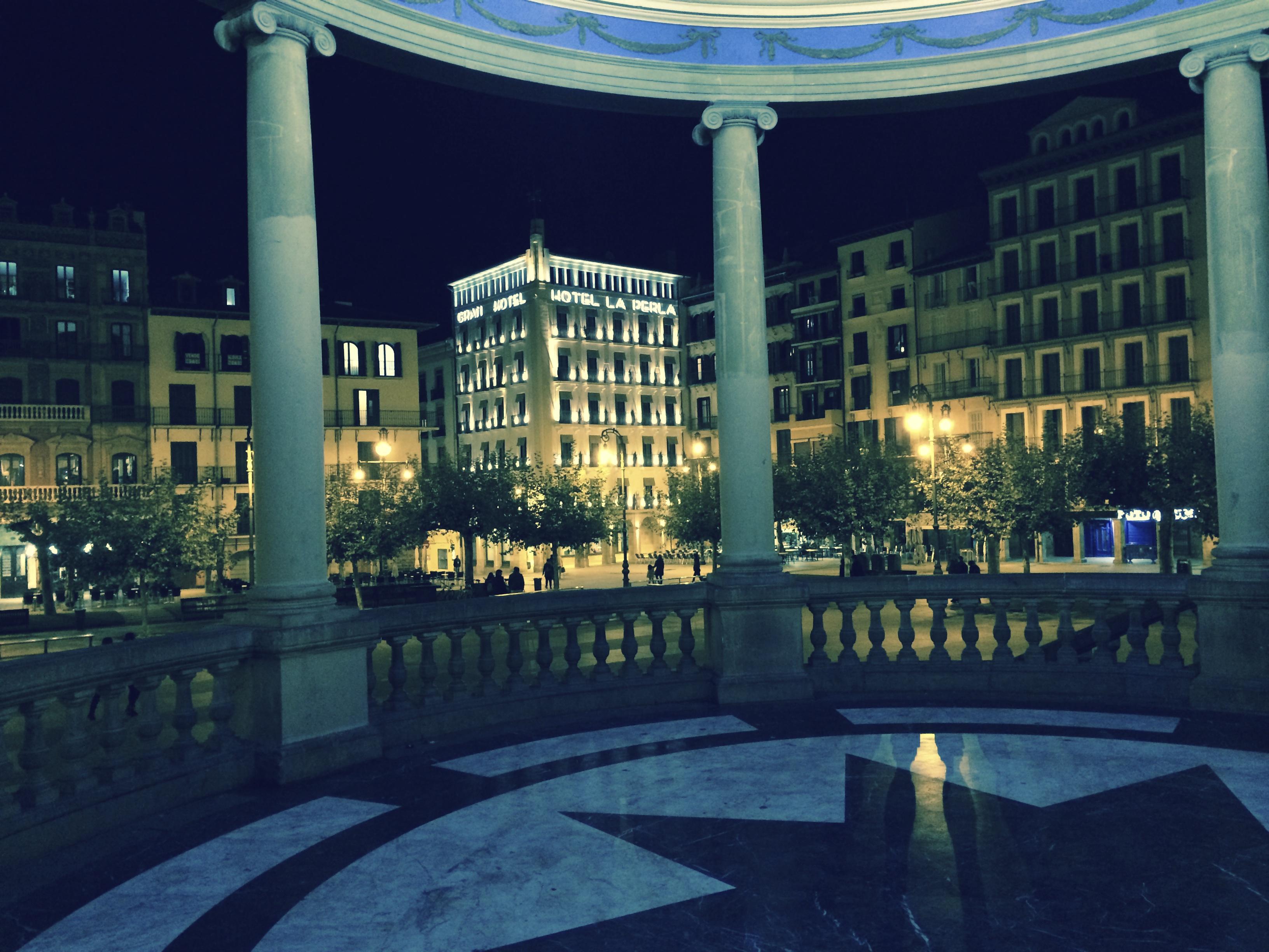 Gran Hotel La Perla Pamplona Exteriér fotografie The square at night