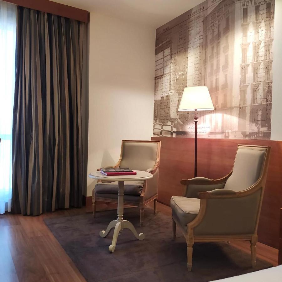 Gran Hotel La Perla Pamplona Exteriér fotografie A room at the hotel