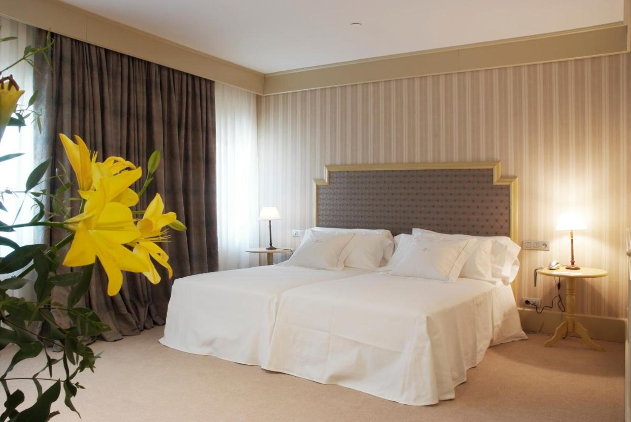 Gran Hotel La Perla Pamplona Exteriér fotografie A bedroom at the hotel