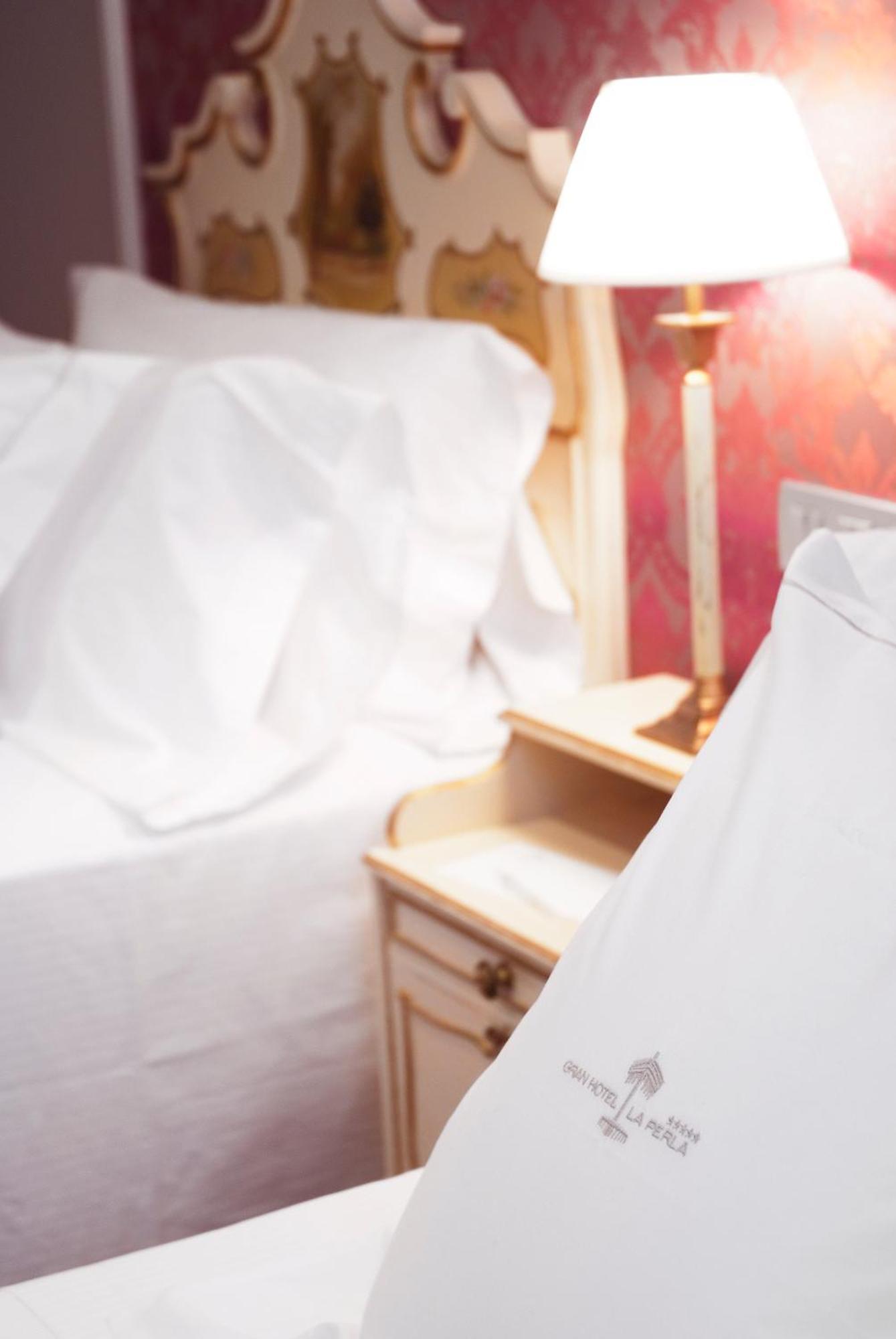 Gran Hotel La Perla Pamplona Exteriér fotografie A white shirt