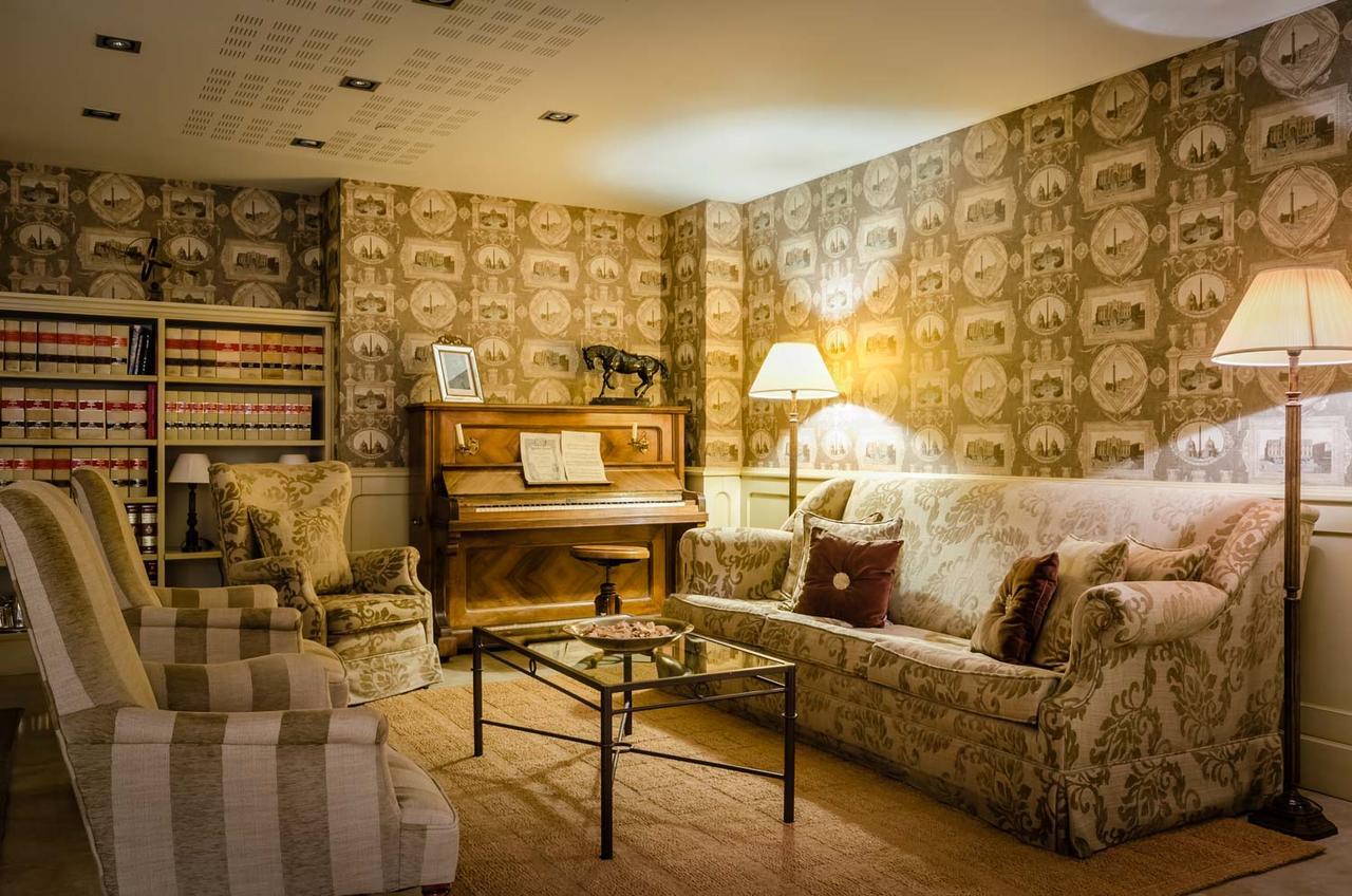 Gran Hotel La Perla Pamplona Exteriér fotografie A room at the Château de Chaumont