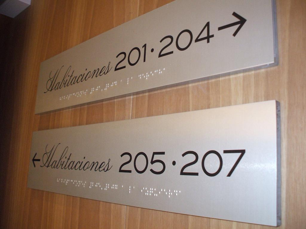 Gran Hotel La Perla Pamplona Exteriér fotografie Braille signage